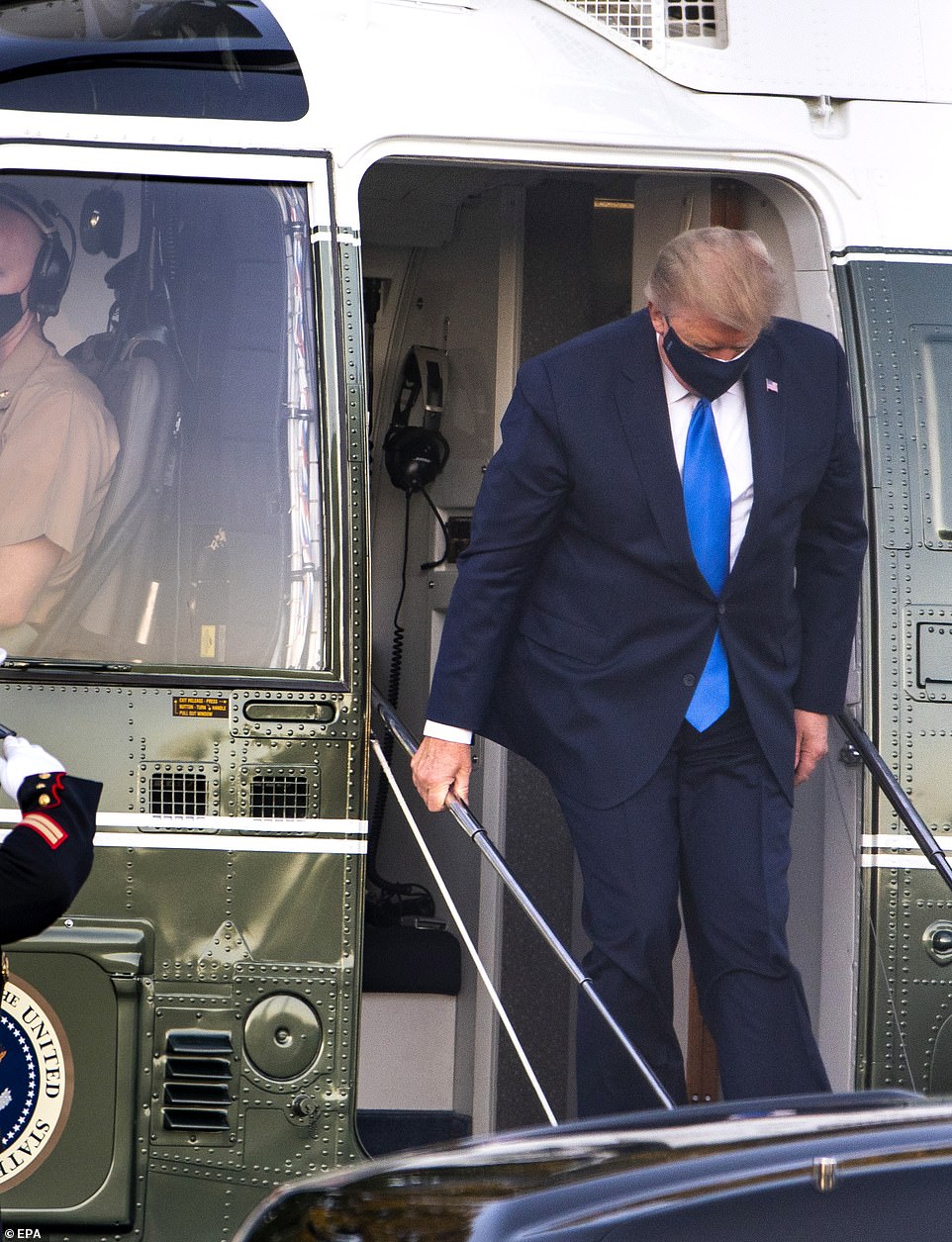 Báo chí Mỹ đặt nghi vấn khi Tổng thống Trump gặp khó khăn lúc lên xuống trực thăng. Ảnh: EPA