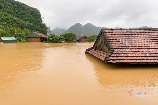 Rốn lũ Tân Hóa, huyện Minh Hóa (Quảng Bình) ngập trong biển nước, có nơi ngập sâu nhất gần 3m. Ảnh: Vietnamnet