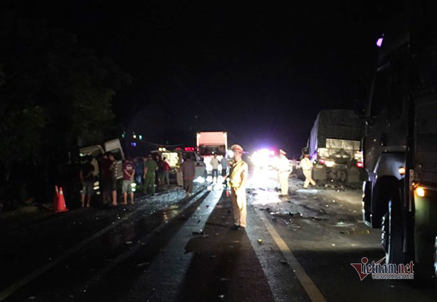 Hiện trường vụ tai nạn khiến 8 người tử vong tại Bình Thuận. Ảnh: Vietnamnet