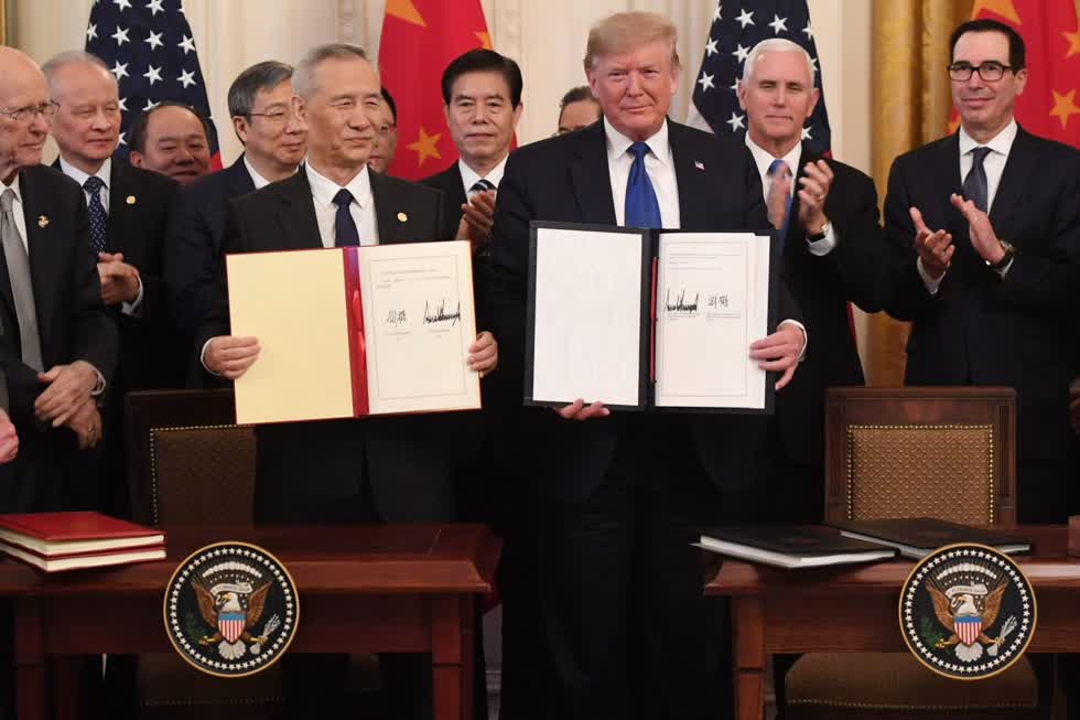 Phó Thủ tướng Trung Quốc Lưu Hạc (trái) và Tổng thống Mỹ Donald Trump trong lễ ký kết thỏa thuận thương mại giai đoạn 1 tại Nhà Trắng ngày 15/1/2020. Nguồn: AFP
