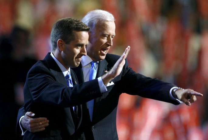 Phó Tổng thống Mỹ Joe Biden (phải) và con trai Beau năm 2008. Ảnh: Reuters