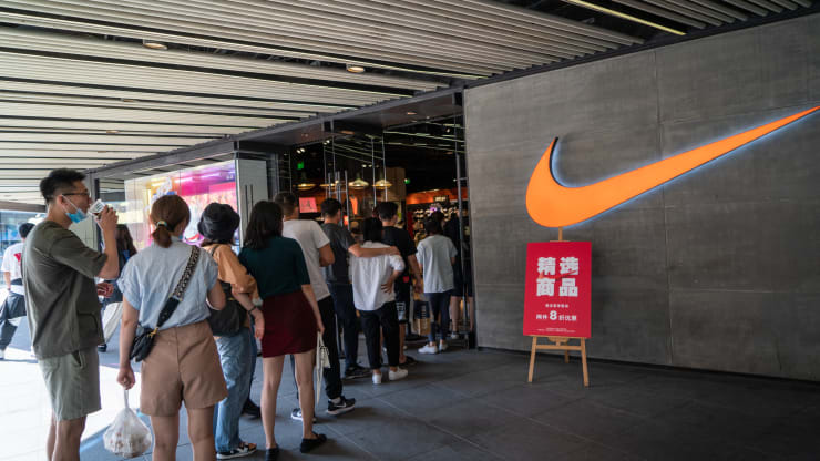 Người mua sắm xếp hàng chờ vào cửa hàng Nike trong đợt giảm giá mùa hè ở Bắc Kinh, Trung Quốc vào ngày 20/9. Ảnh: Bloomberg.