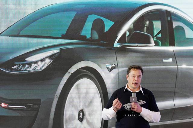   Giám đốc điều hành Tesla Elon Musk, phát biểu trên sân khấu trong sự kiện giao xe Model 3 do Tesla sản xuất  tại nhà máy ở Thượng Hải, Trung Quốc ngày 7/1/2020. Ảnh: Reuters.  