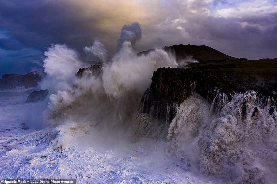   Bức ảnh chụp những con sóng đánh mạnh vào bờ đá ở vùng Asturias, Tây Bắc Tây Ban Nha của nhiếp ảnh gia Ignacio Medem là một trong những tác phẩm đẹp nhất tranh tài ở hạng mục Ảnh thiên nhiên.  