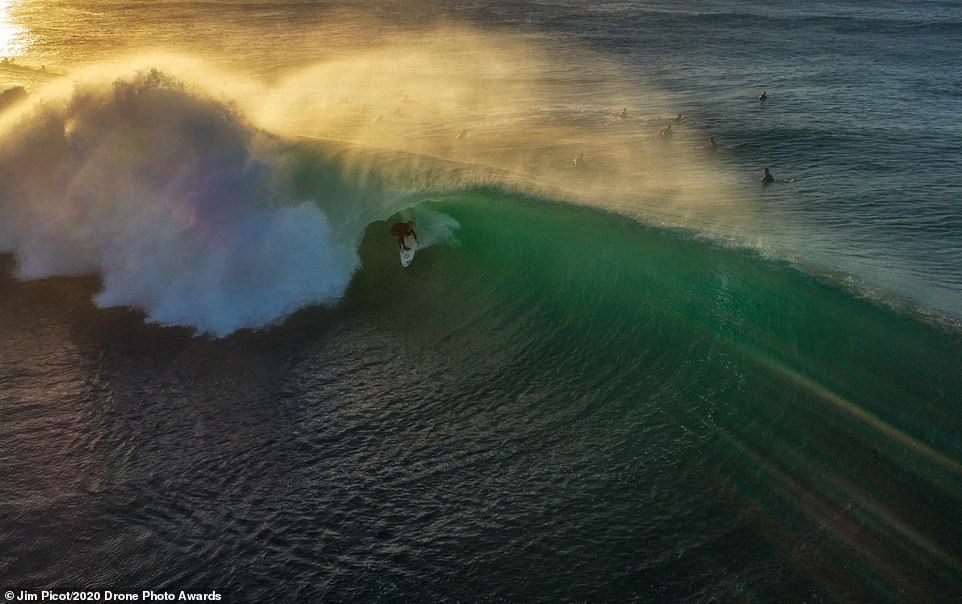 Nhiếp ảnh gia giành giải thưởng cao nhất Jim Picot cũng có một bức ảnh được đánh giá cao ở hạng mục Thể thao. Bức ảnh chụp một vận động viên lướt sóng trên bãi biển Injidup, phía Tây Australia.