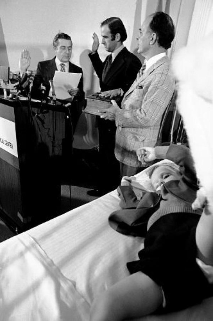 Ông Biden tuyên thệ nhậm chức vào Thượng viện cạnh giường bệnh con trai năm 1973. Ảnh: Twitter