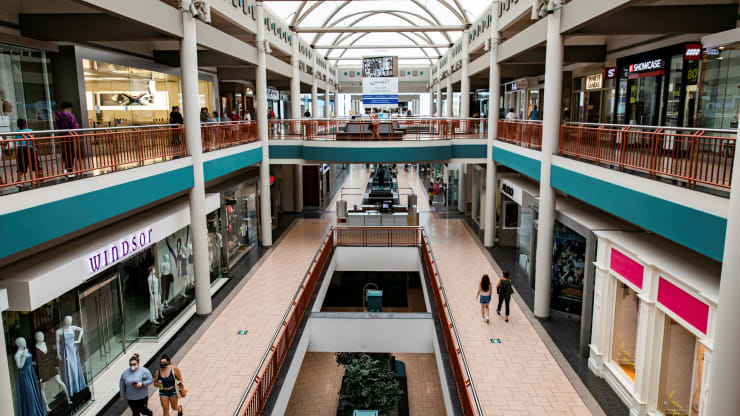   Trung tâm mua sắm Destiny USA mở cửa trở lại khi các hạn chế về đại dịch COVID-19 được nới lỏng ở Syracuse, New York. Ảnh: Reuters.  