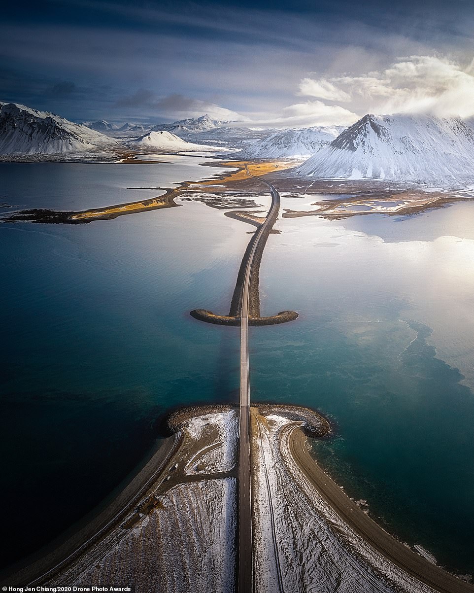 Nhiếp ảnh gia Hong Jen Chiang đoạt giải ở hạng mục Thiên nhiên với bức ảnh được đặt tên “Con đường cô đơn” chụp ở Iceland.