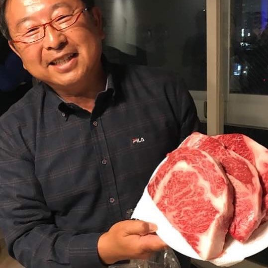 Bò Ozaki có thịt đỏ tươi, mỡ có mùi vị đặc biệt. Ảnh: Instagram/Ozakibeef