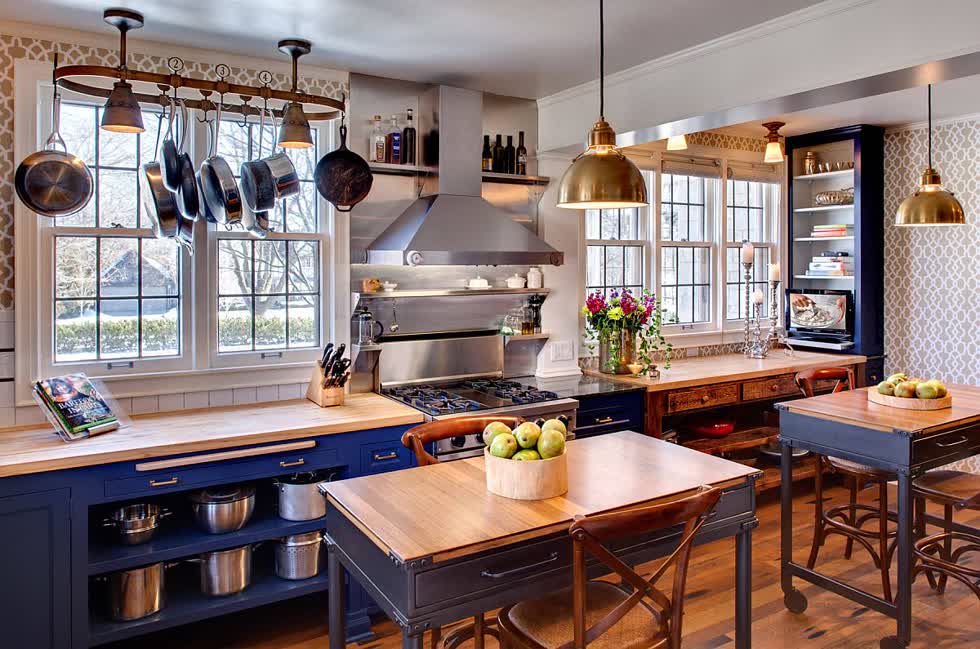 Nhà bếp bằng gỗ và màu xanh tuyệt đẹp với những khu vực mở bao gồm một vài chiếc tủ.