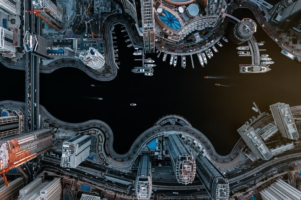   Nhiếp ảnh gia người Italy Carmine Chiriaco đã chụp được bức ảnh ấn tượng này tại Bến thuyền Dubai - và nó đã mang về cho anh ấy giải nhì trong hạng mục Đô thị cuộc thi ảnh Drone Photo Awards 2020.  
