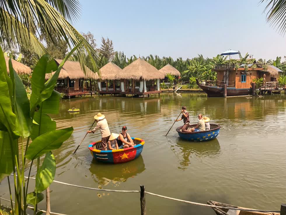   Du khách trải nghiệm tour fishing and basket boat khi thuê villa. Ảnh: Orbitz  