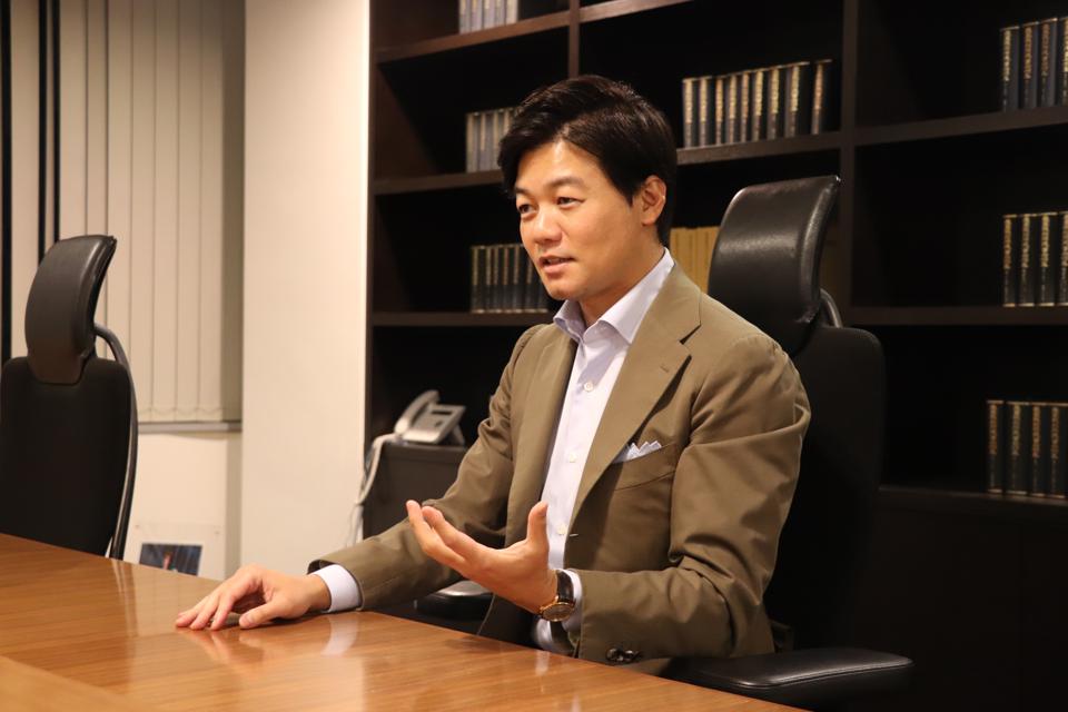   Trước khi trở thành doanh nhân, Motoe là một luật sư tại Anderson Mori - công ty luật hàng đầu tại Nhật. Ảnh: Bengo4.com.   