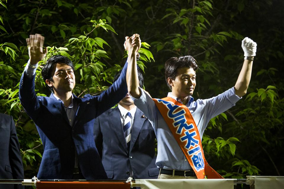   Shinjiro Koizumi, con trai của cựu Thủ tướng Nhật Bản Junichiro Koizumi và là thành viên Hạ viện của Đảng Dân chủ Tự do (LDP), có bài phát biểu vận động ủng hộ ứng cử viên khi đó là Taichiro Motoe trong chiến dịch bầu cử Thượng viện bên ngoài Ga Shin-Urayasu ở Chiba, Nhật Bản vào ngày 8/7/2016. Ảnh: Getty.  