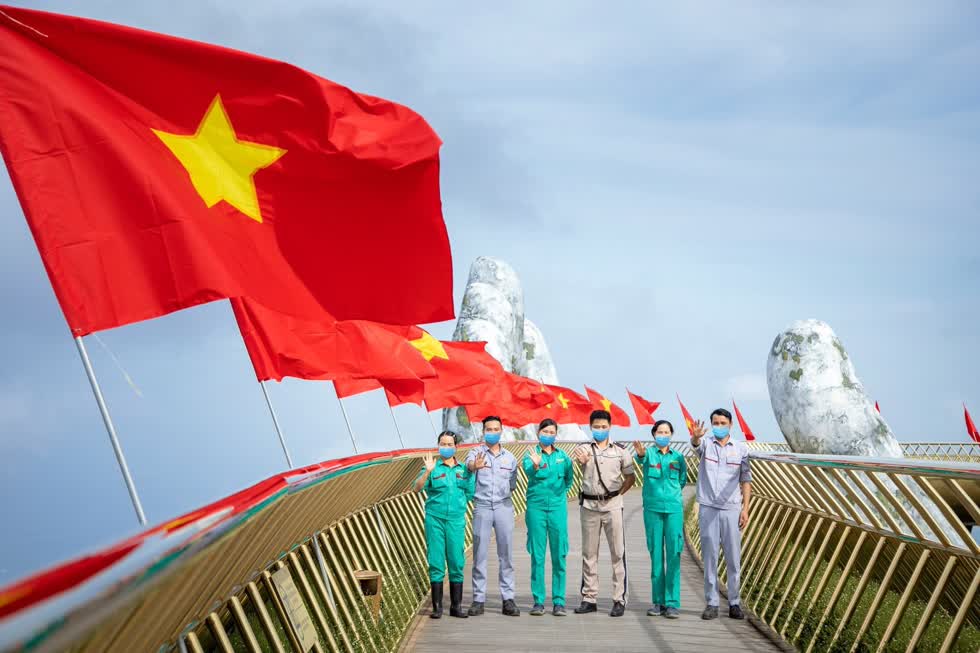   Cầu Vàng được trang hoàng lại rực màu cờ đỏ sao vàng thể hiện niềm tự hào và tình yêu với Đà Nẵng sau chiến thắng trước đại dịch COVID-19. Ảnh: Sun World Ba Na Hills  