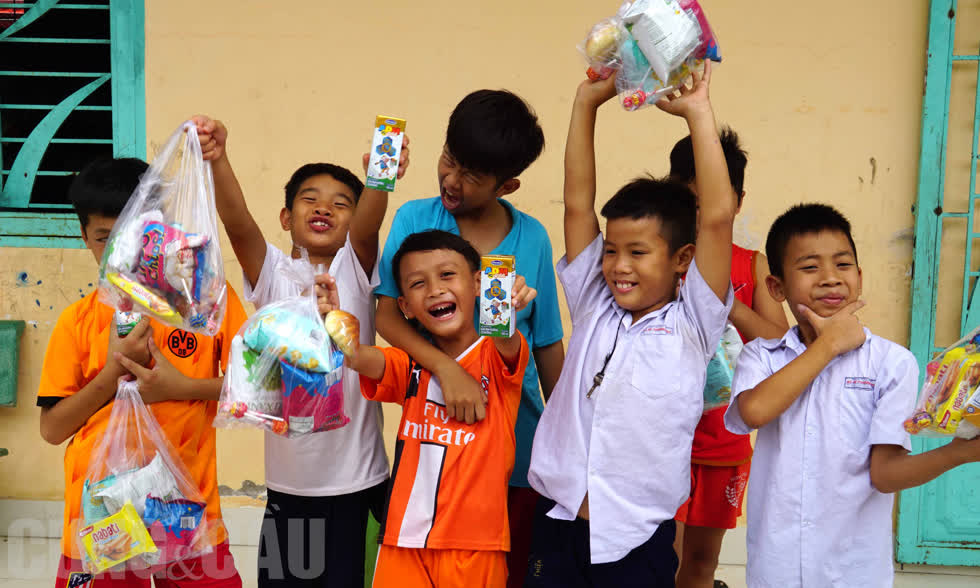 Niềm vui các em nhỏ tại mái ấm Kim Chi nhận quà Trung thu.