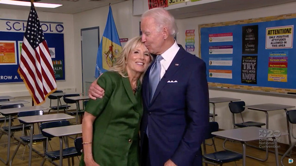 Ứng cử viên tổng thống đảng Dân chủ  Joe Biden  hôn lên trán vợ ông, bà Jill Biden, khi họ xuất hiện trong sự kiện truyền hình trực tiếp từ bang nhà Delaware, Mỹ ngày 18/8. Ảnh: Reuters