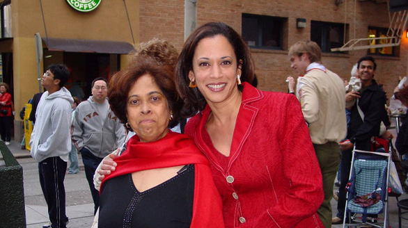 Thượng nghị sĩ Kamala Harris (phải) và mẹ, bà Shyamala Gopalan. Ảnh: AP