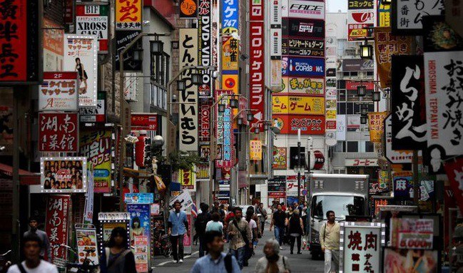 GDP của Nhật Bản ước giảm gần 27% trong quý II năm 2020 khi phải hứng chịu một cú đúp kinh tế sau đợt đợt tăng thuế trước đó và đại dịch tấn công. Ảnh: TTXVN
