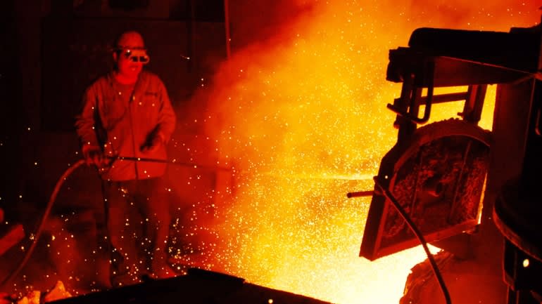    Công nhân tại một nhà máy nhỏ ở Thẩm Dương, Đông Bắc Trung Quốc, sản xuất thép vào năm 2009, khi một chương trình kích thích lớn của chính phủ đã giúp Trung Quốc phục hồi toàn cầu sau 
