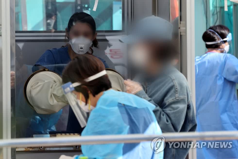 Các nhân viên y tế thực hiện các xét nghiệm COVID-19 mới tại một phòng khám tạm ở trung tâm Seoul vào ngày 22/9. Ảnh: Yonhap.