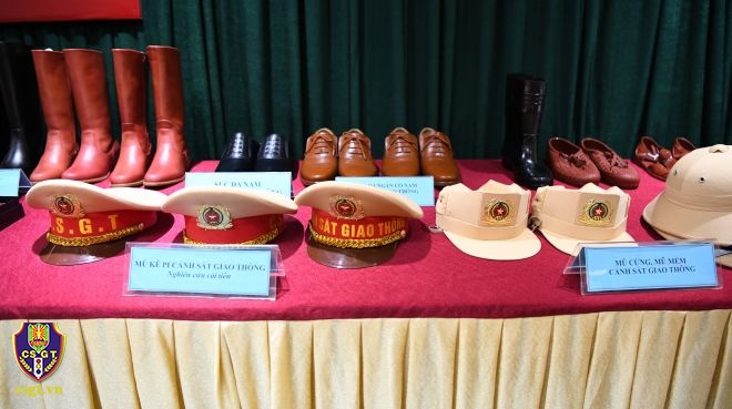 Các loại mũ và giầy dự kiến trang bị cho CSGT. Ảnh: Cục CSGT