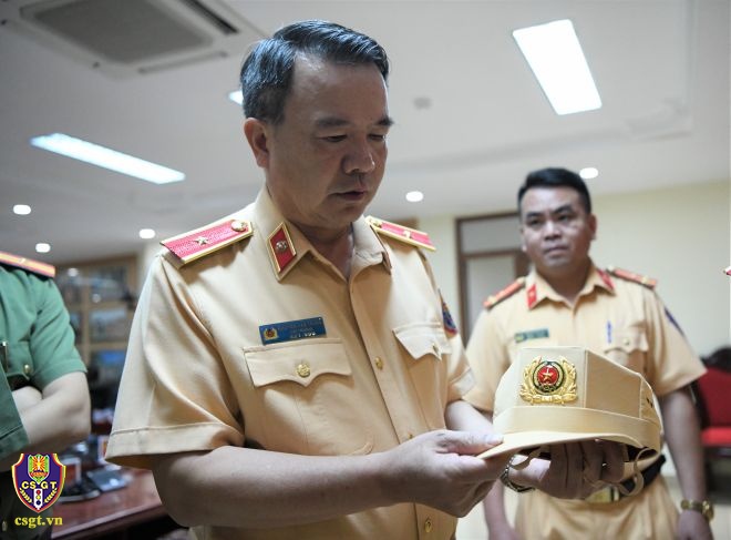 Thiếu tướng Nguyễn Văn Trung, Cục trưởng Cục CSGT xem mẫu mũ mềm dự kiến đổi mới cho CSGT. Ảnh: Cục CSGT