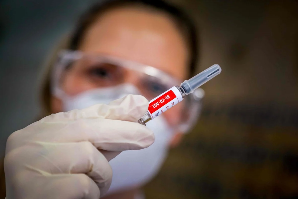   Nữ y tá Brazil cầm liều vaccine do công ty Trung Quốc Sinovac Biotech sản xuất. Ảnh: AFP.  