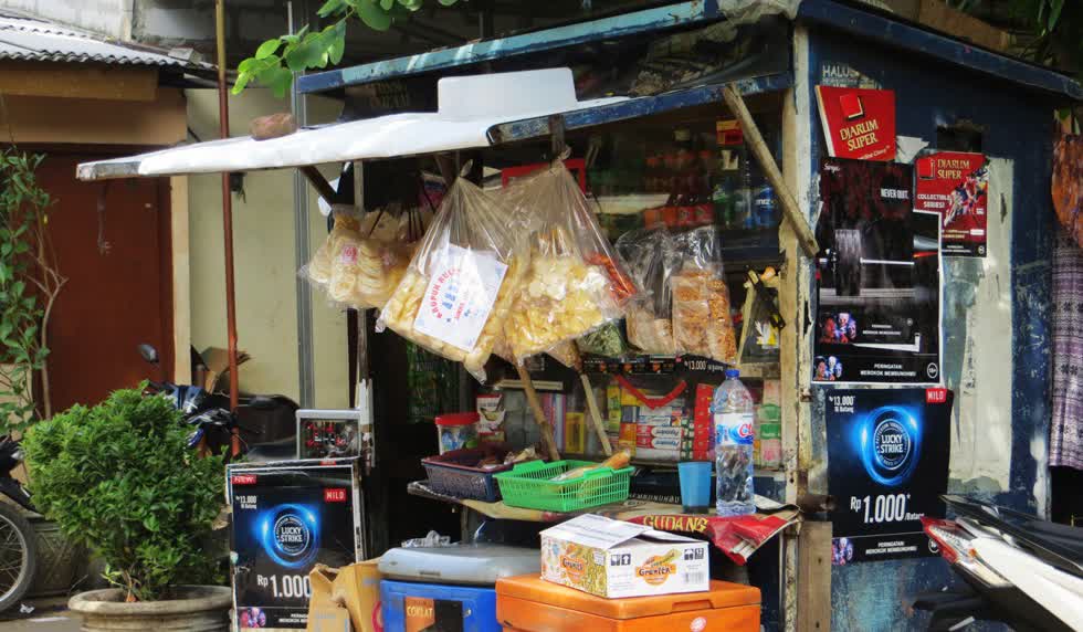Indonesia đang có 2 triệu cửa hàng tạp hoá warung. Ảnh: Nestia