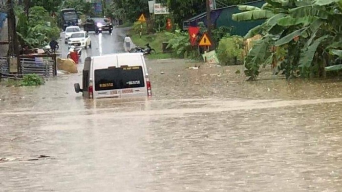 Mưa lớn kéo dài vào đêm qua và rạng sáng nay 27/9 gây ngập lụt nghiêm trọng ở tỉnh Phú Thọ. Ảnh: Báo Giao Thông