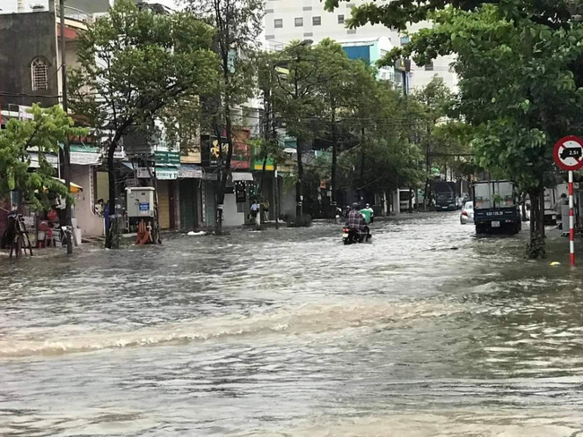 Nước ngập lênh láng trên nhiều tuyến đường, đặc biệt là quận Hải Châu, quận Thanh Khê, quận Cẩm Lệ (Đà Nẵng). Ảnh: Báo Dân Sinh
