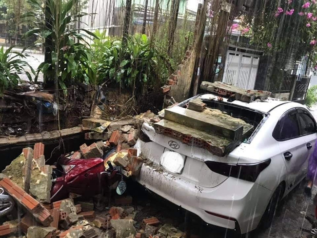 Mưa bão khiến một vách tường sập, ngã đè lên xe 4 chỗ và xe gắn máy tại một hộ dân ở Đà Nẵng. May mắn không gây thiệt hại về người. Ảnh: Báo Dân Sinh