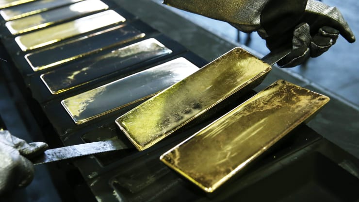 Vàng miếng được sản xuất tại nhà máy kim loại màu Prioksky ở thị trấn Kasimov. Ảnh: Getty Images.