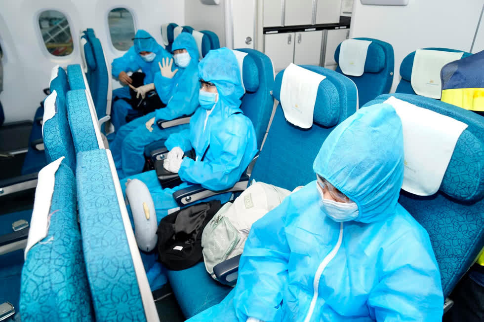   Máy bay được phun khử khuẩn toàn bộ khoang hành khách, buồng lái bằng hóa chất theo tiêu chuẩn quốc tế.  
