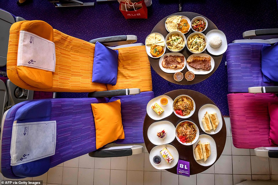   Đồ ăn được phục vụ tại quán cà phê máy bay Thai Airways, bao gồm cả thịt bò kiểu Thái.  