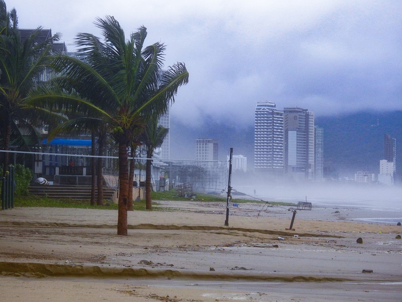 Anh hưởng bởi cơn  bão số 5  gây mưa lớn, gió mạnh ở TP. Vinh - NGhệ An. Ảnh: Pháp Luật VN