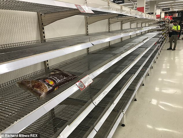   Nhiều người tiêu dùng Australia hoảng sợ về COVID-19 nên đã đua nhau trữ sạch gạo ở các siêu thị. Ảnh: Daily Mail  