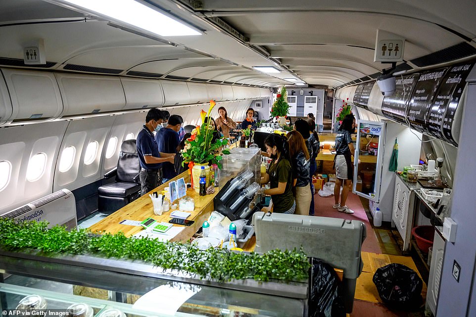   Quầy bar trên chiếc Airbus A330 đã được sửa lại ở tỉnh Chonburi. Quán cà phê máy bay đã thực sự thành công ở Thái Lan.  