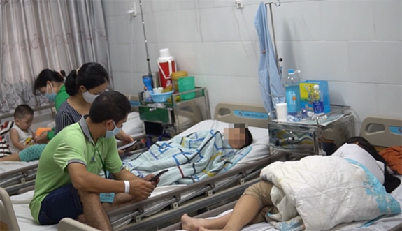 Các em học sinh nhập viện nghi ngộ độc thực phẩm đang điều trị tích cực tại Bệnh viện Quận 2. Ảnh: Sggp.org.vn