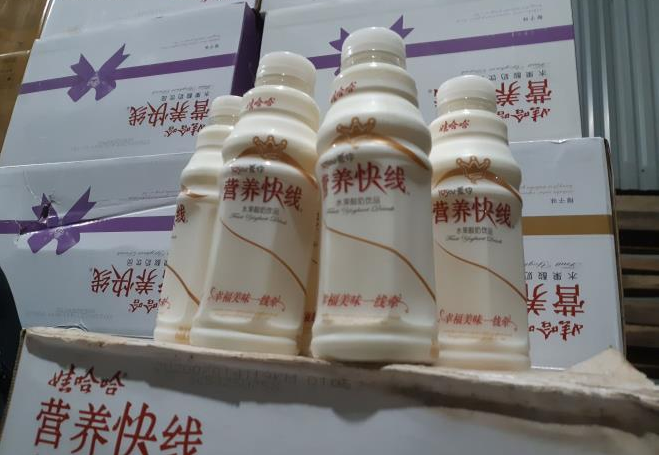   Hơn 10.000 chai sữa chua đều do Trung Quốc sản xuất được vận chuyển lậu và tập kết tại La Phù. Ảnh: Tổng cục QLTT.  