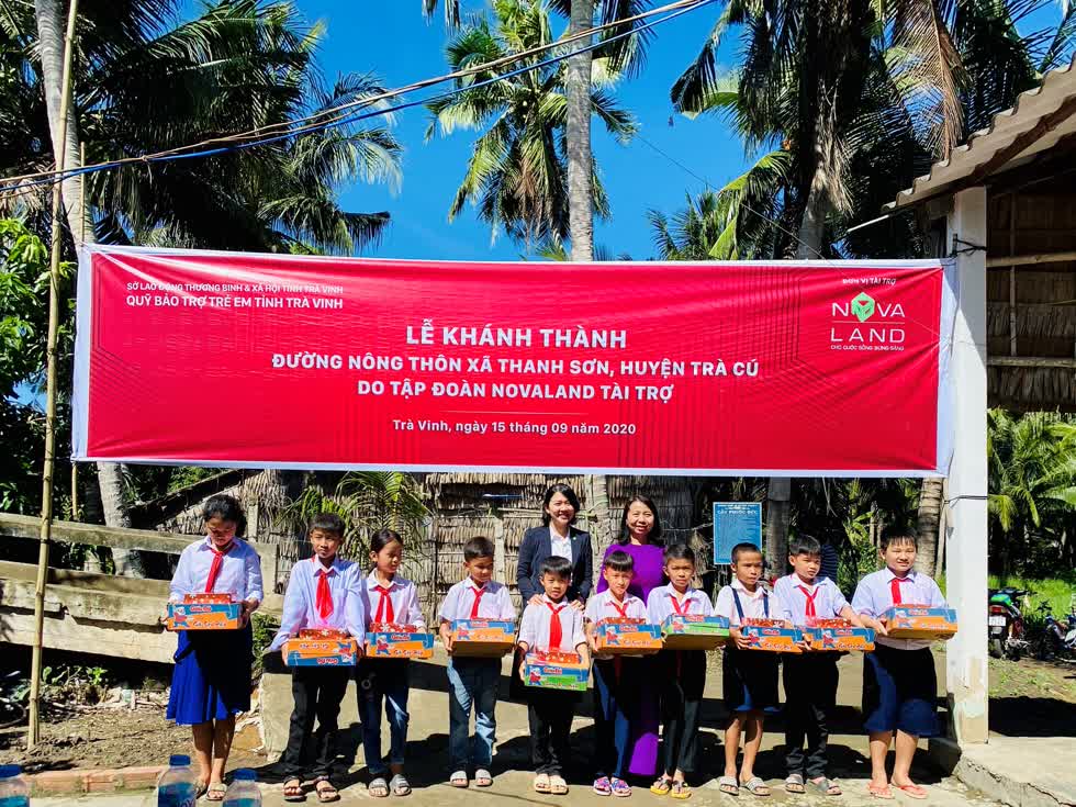  Các em học sinh xã Thanh Sơn tại lễ khánh thành con đường mới.  