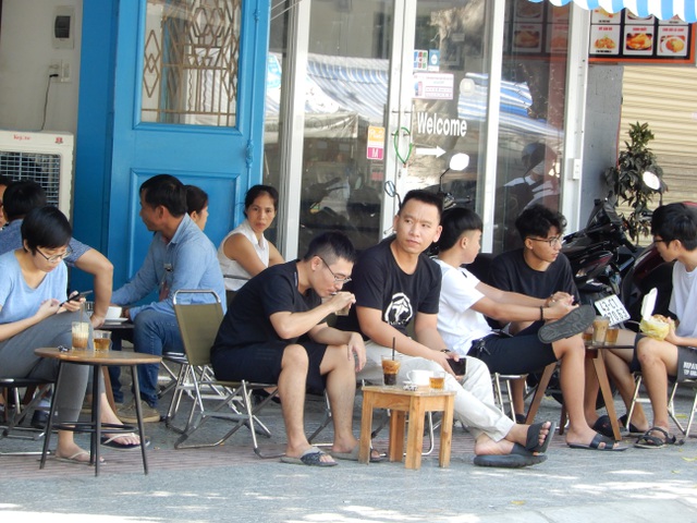 Người Đà Nẵng trở lại cuộc sống thường nhật sau 45 ngà giãn cách xã hội. Ảnh: Dân trí