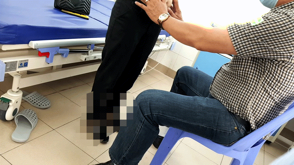 Bác sĩ đang tư vấn hút mỡ vụng cho một khách hàng tại bệnh viện trên đường Sư Vạn Hạnh, quận 10. Ảnh cắt từ clip. 