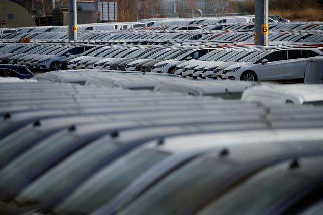 Những chiếc xe đang đậu tại nhà máy Vauxhall khi dịch bệnh do COVID-19 tiếp tục bùng phát, ở Cảng Ellesmere, Anh ngày 16/3/2020. Ảnh: Reuters.