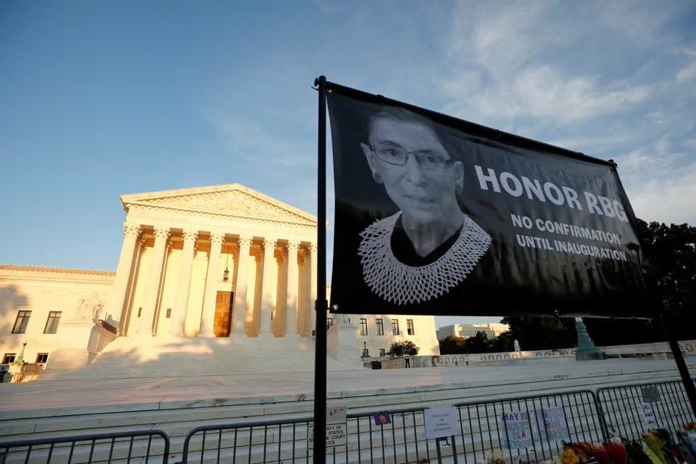 Biểu ngữ kêu gọi không bổ nhiệm người thay thế bà Ginsburg cho đến khi tổng thống mới nhậm chức, phía trước Tòa án Tối cao Mỹ. Ảnh: Reuters.