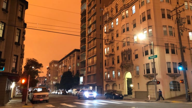   Vào lúc 11h sáng ngày 9/9 (theo giờ địa phương) ở San Francisco, bầu trời tối đen do khói ở xa đến mức đèn đường bật sáng và xe ô tô chạy với đèn pha. Ảnh: CNBC.  