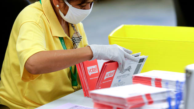   Một nhân viên bầu cử mở phong bì chứa các lá phiếu bầu cử qua thư cho cuộc bầu cử sơ bộ ở bang Washington ngày 4/8 tại Cuộc bầu cử Quận King ở Renton, Washington. Ảnh: AFP.  