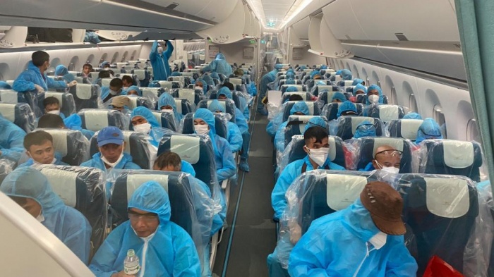 Hành khách được sắp xếp vào đúng vị trí chỗ ngồi trên máy bay A350 của Vietnam Arlines. Ảnh: báo Giao Thông.
