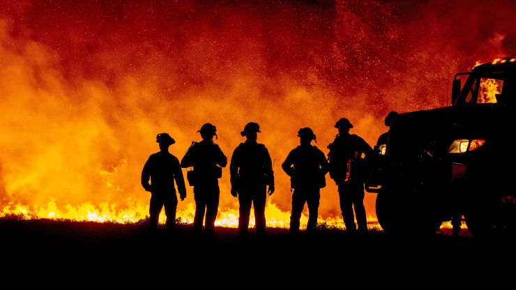   Các nhân viên cứu hỏa của hạt Butte chứng kiến ​​ngọn lửa nhanh chóng lan rộng trên một con đường tại đám cháy Bear ở Oroville, California vào ngày 9/9. Ảnh: CNBC.  