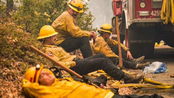   Lính cứu hỏa (L đến R) Rob Spitzer, Max Kitty, Josiah Gist và Hunter Grossmann với Đơn vị Merced Cal Fire Madera Mariposa - Rancheria nghỉ ngơi trong cộng đồng Cascadel Woods, nơi anh và các đồng nghiệp của mình đã chiến đấu với ngọn lửa.  
